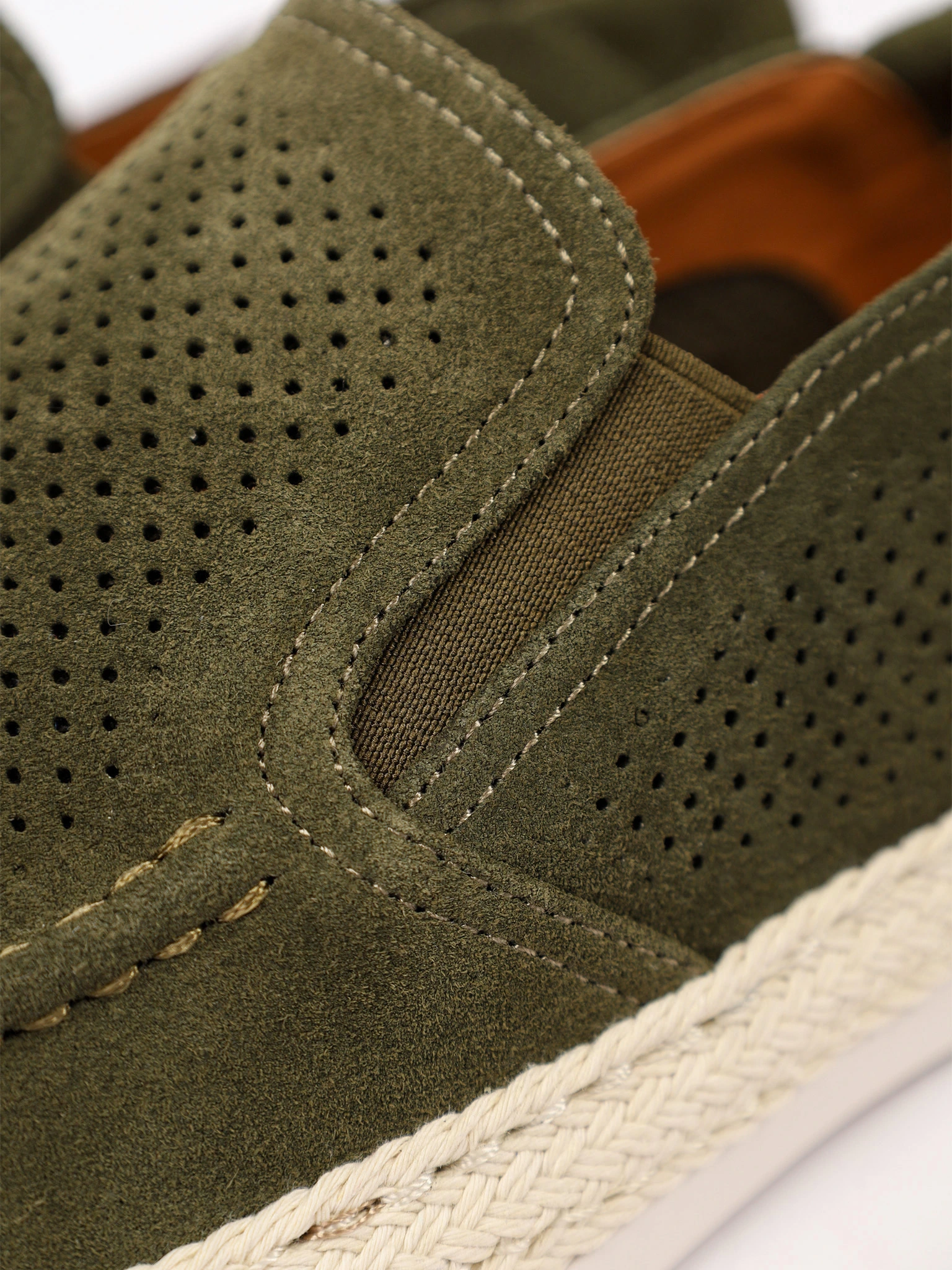 Мокасины зелоного цвета с перфорацией на низкой подошве